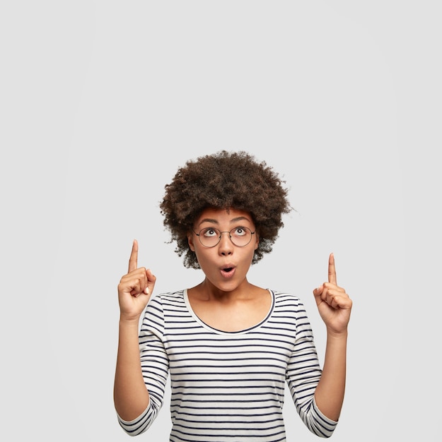 Photo gratuite jeune femme, à, cheveux bouclés, porter, chemisier rayé