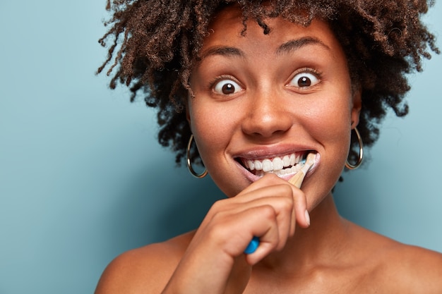 Jeune femme, à, cheveux bouclés, tenue, brosse dent