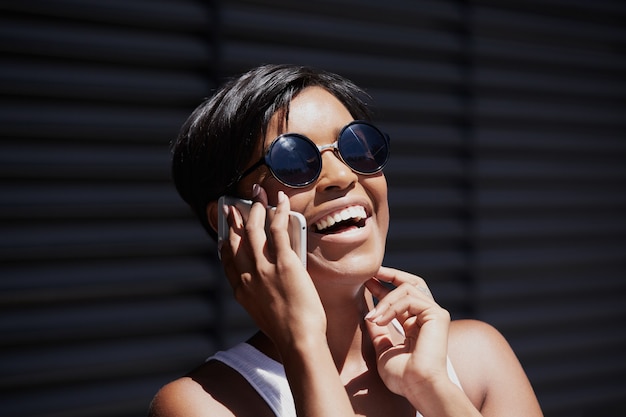 Photo gratuite jeune femme, à, cheveux courts, parler téléphone