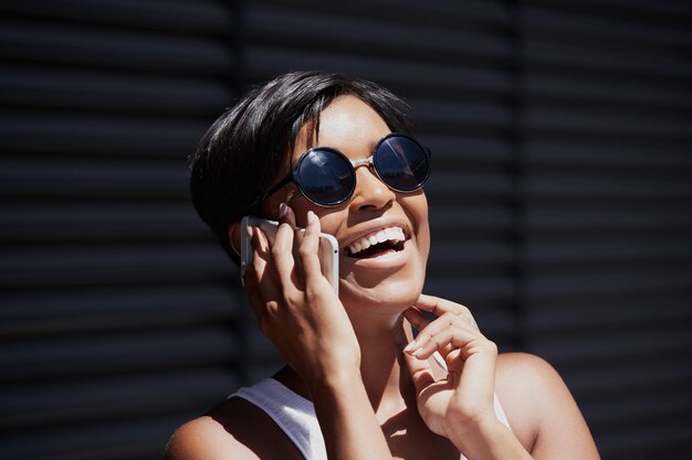 Jeune femme, à, cheveux courts, parler téléphone