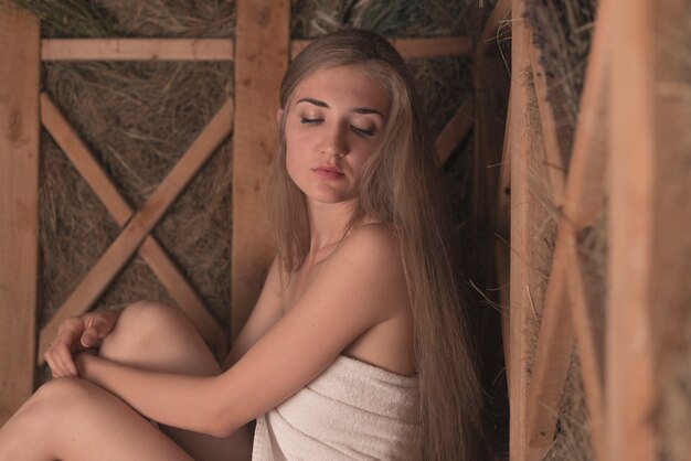 Jeune femme avec des cheveux longs blonds relaxant dans le spa