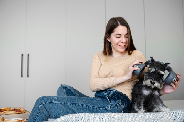 Photo gratuite jeune femme, à, chien, lit