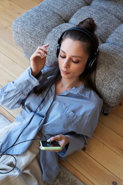 Jeune femme avec chignon désordonné écoutant de la musique