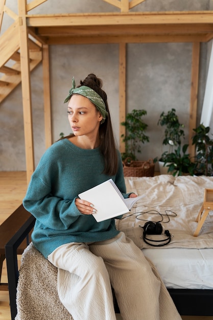 Jeune femme avec chignon désordonné travaillant à domicile