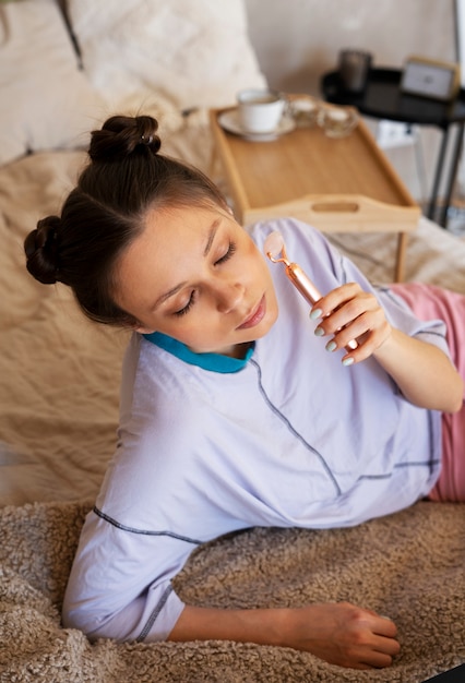 Photo gratuite jeune femme avec un chignon désordonné