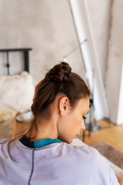 Photo gratuite jeune femme avec un chignon désordonné