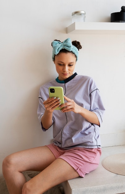 Photo gratuite jeune femme avec un chignon désordonné