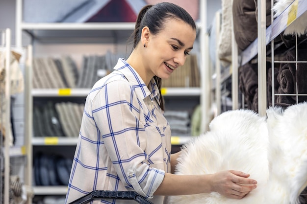 Photo gratuite une jeune femme choisit des marchandises pour un intérieur de maison dans un magasin