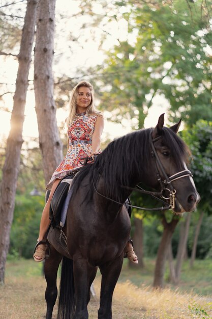 Jeune, femme, clair, coloré, robe, équitation, noir, cheval