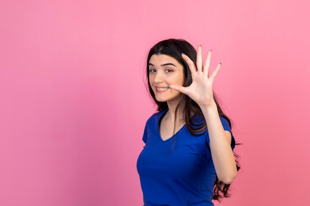 Jeune femme en colère pinte sa main à l'appareil photo Photo de haute qualité