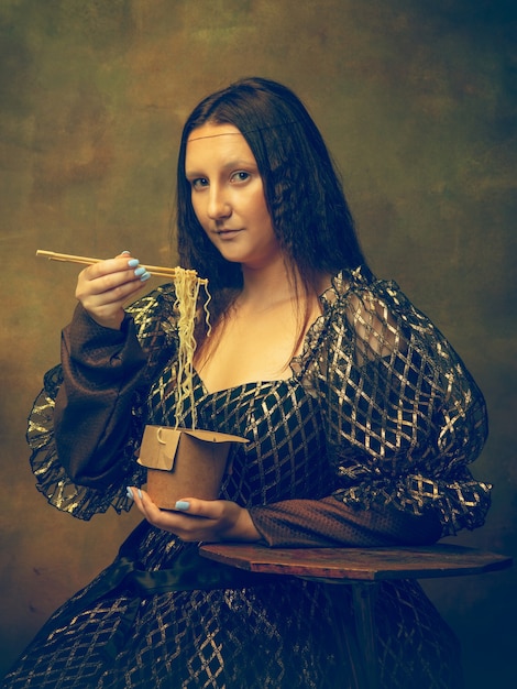 Jeune femme comme Mona Lisa, La Gioconda isolée sur vert foncé