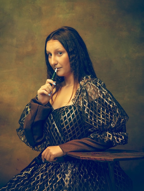 Jeune femme comme Mona Lisa, La Gioconda isolée sur vert foncé