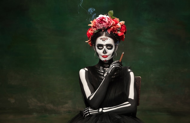 Jeune femme comme la mort de Santa Muerte Saint