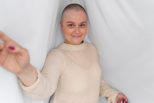 Jeune femme confiante luttant contre le cancer du sein