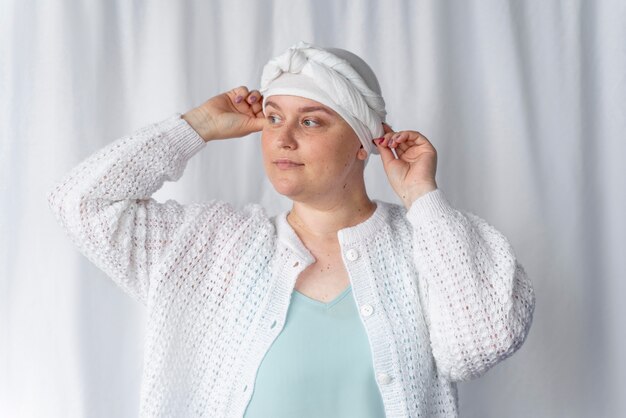 Jeune femme confiante luttant contre le cancer