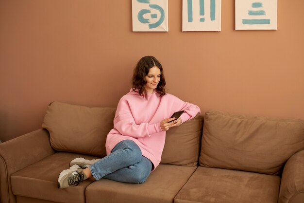 Jeune femme connectée à son smartphone