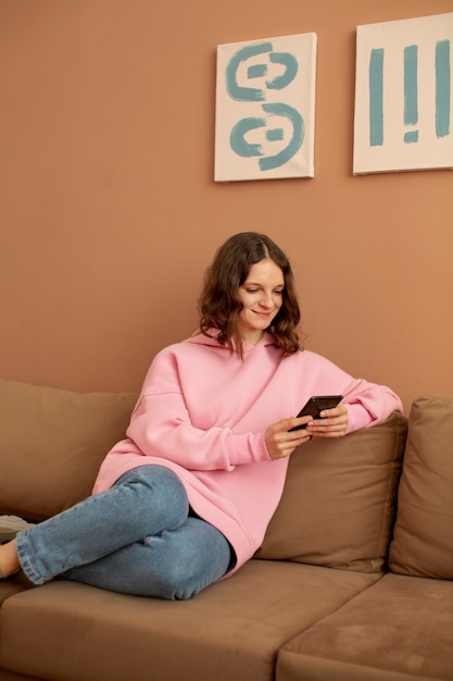 Jeune femme connectée à son smartphone