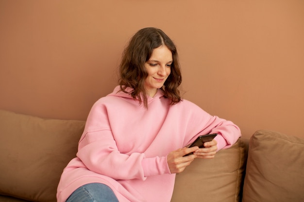 Jeune femme connectée à son smartphone