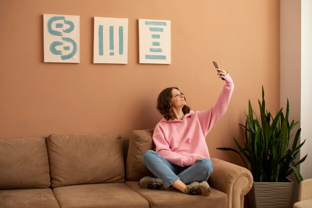 Jeune femme connectée à son smartphone