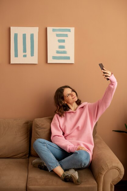 Jeune femme connectée à son smartphone