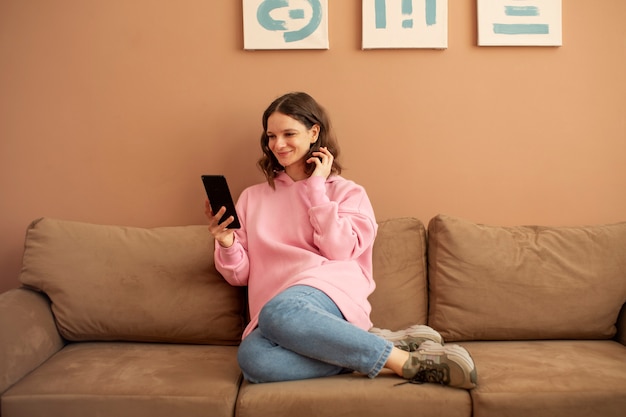 Jeune femme connectée à son smartphone