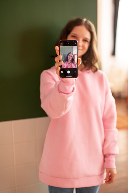 Jeune femme connectée à son smartphone