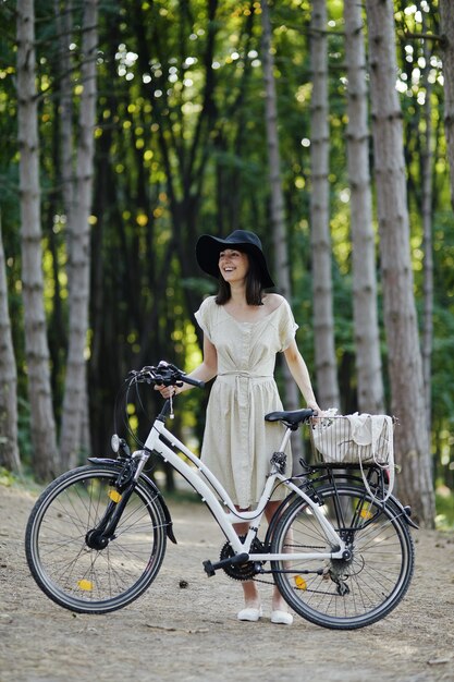 Jeune femme contre nature fond à vélo