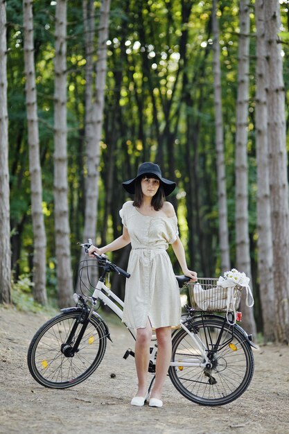 Jeune femme contre nature fond à vélo