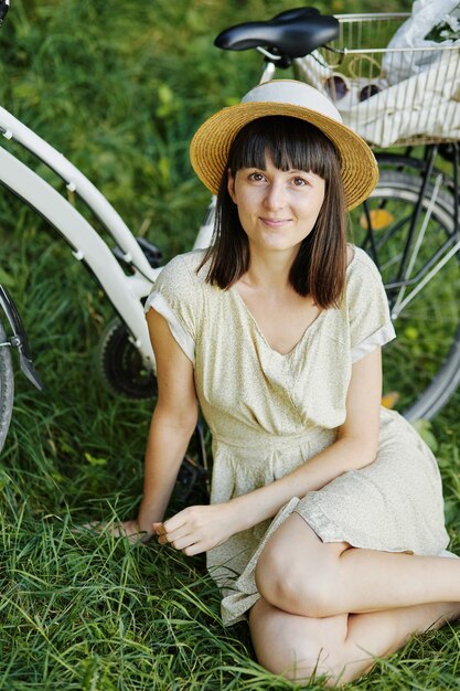 Jeune femme contre nature fond à vélo