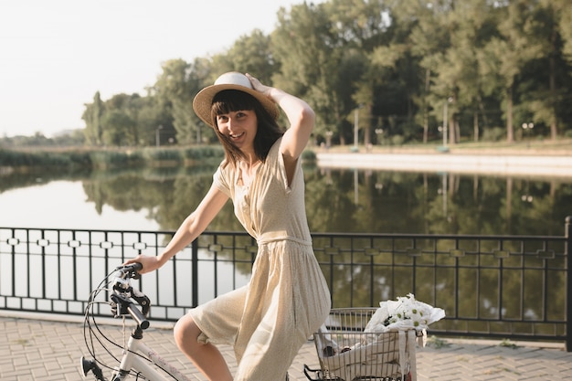 Jeune femme contre nature fond à vélo