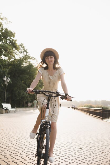 Jeune femme contre nature fond à vélo