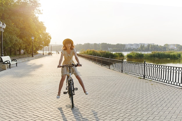 Jeune femme contre nature fond à vélo