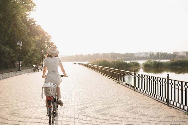 Jeune femme contre nature fond à vélo