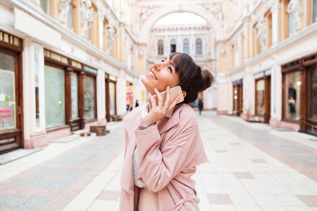 Jeune, femme, conversation, mobile, téléphone, quoique, debout, rue