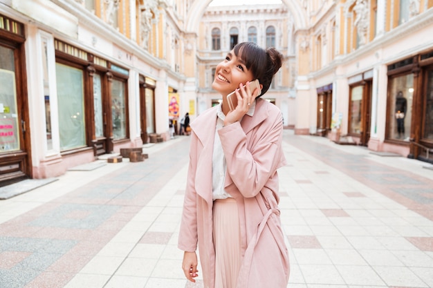 Jeune, femme, conversation, mobile, téléphone, quoique, debout, rue