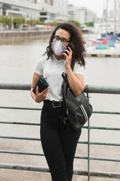 Jeune, femme, conversation, téléphone, Dehors