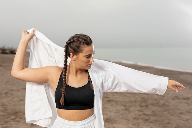 Photo gratuite jeune femme en costume d'arts martiaux