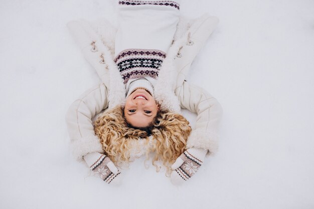 Jeune femme, coucher neige, dans parc