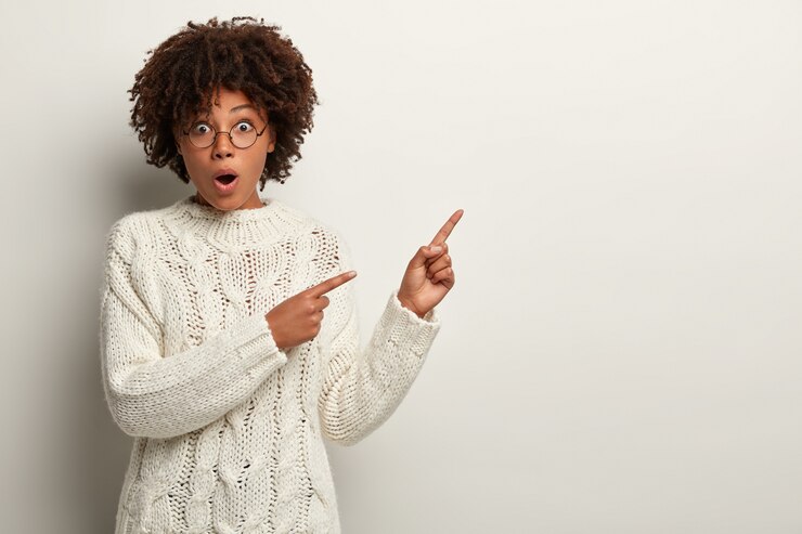 Photo gratuit jeune femme avec coupe de cheveux afro portant un pull blanc
