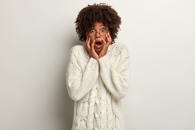 Photo gratuite jeune femme avec coupe de cheveux afro portant un pull blanc