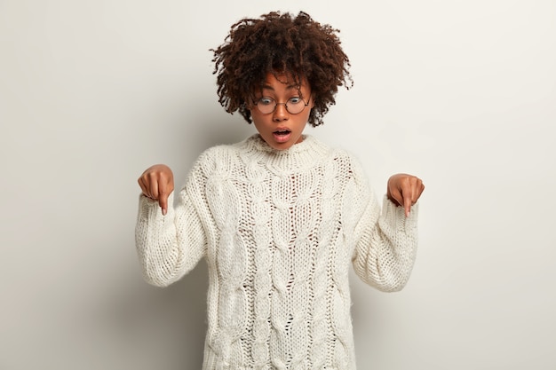 Photo gratuite jeune femme avec coupe de cheveux afro portant un pull blanc