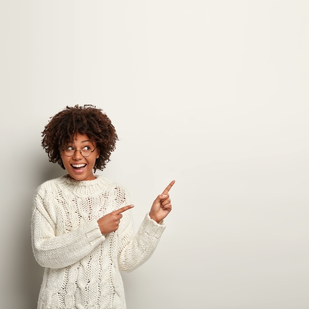 Photo gratuite jeune femme avec coupe de cheveux afro portant un pull blanc