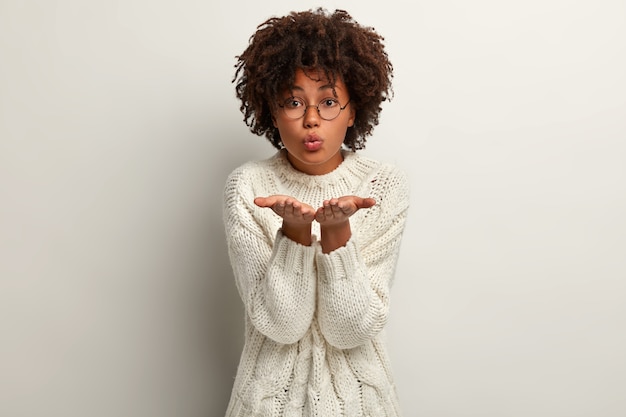 Photo gratuite jeune femme avec coupe de cheveux afro portant un pull blanc