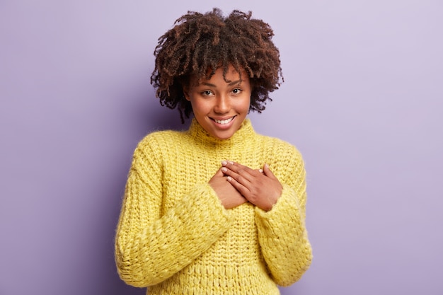 Photo gratuite jeune femme avec coupe de cheveux afro portant un pull jaune