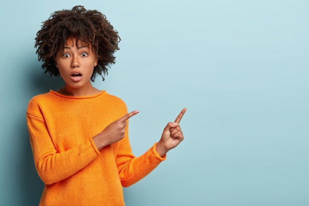 Jeune femme avec coupe de cheveux afro portant un pull