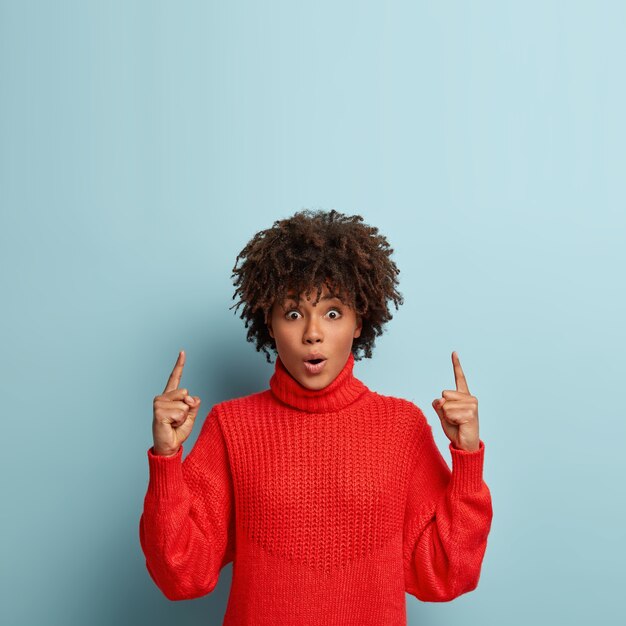 Photo gratuite jeune femme avec coupe de cheveux afro portant un pull