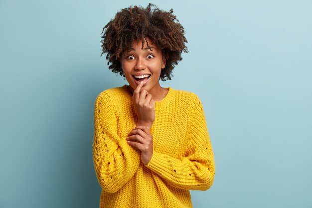 Jeune femme avec coupe de cheveux afro portant un pull