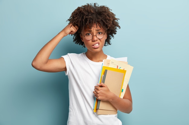 Jeune femme avec coupe de cheveux afro portant un t-shirt blanc