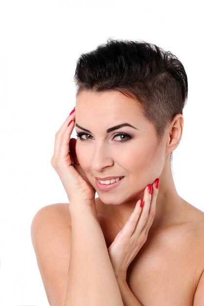 Jeune femme avec coupe de cheveux et maquillage de soirée