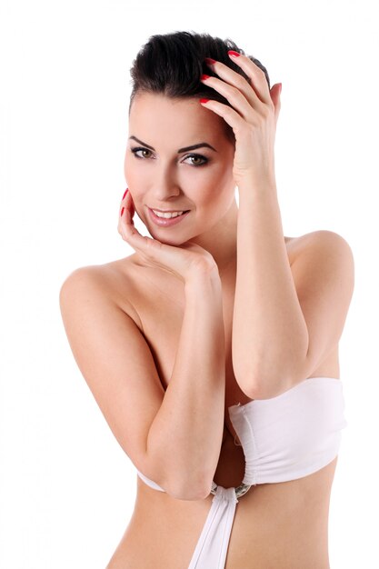 Jeune femme avec coupe de cheveux et maquillage de soirée